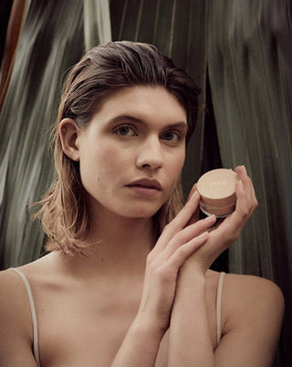 Naturlig, løs ansigtspudder af byg, der fikserer og matterer makeuppen Paese - 2