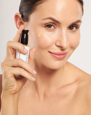 Lysende, fugtgivende foundation med hyaluronsyre 03 Vanilla Nutridome - 4