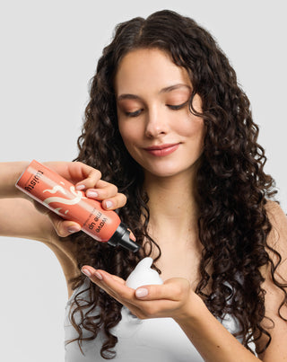 Wave me up Twisty curl fixing mousse til krøllet hår uden at tynge det ned - 2