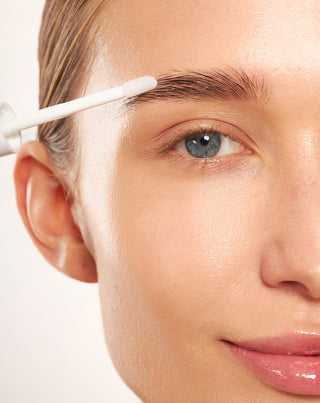 Fortykkende og styrkende øjenbrynsbalsam med Nutridome-ekstrakt af grøn te - 2