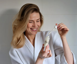 Fugtgivende ansigtsserum med probiotika til akneudsat hud Derm Good