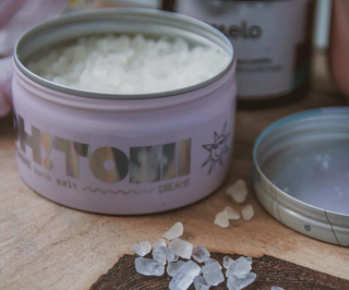 Badesalt med vanilje og appelsin til at opstramme og udglatte huden Oh!tomi