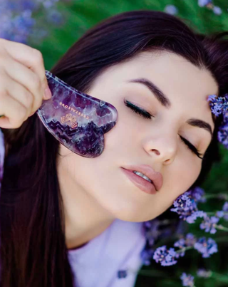 Gua sha-ansigtsmassageplade med ametyststen for harmoni og afslapning Crystallove - 2