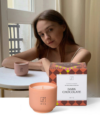 Sojalys med duft af belgisk chokolade i keramisk beholder Mys