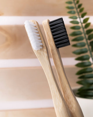 Bambustandbørste med hvide nylonbørster velegnet til veganere Smilebite