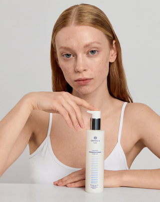 Micellærvand til makeupfjernelse og rensning af sensitiv og akneudsat hud med urea, hyaluronsyre og glykolsyre Cleansing Orphica Clinic 200 ml