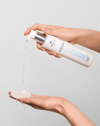 Micellærvand til makeupfjernelse og rensning af sensitiv og akneudsat hud med urea, hyaluronsyre og glykolsyre Cleansing Orphica Clinic 200 ml