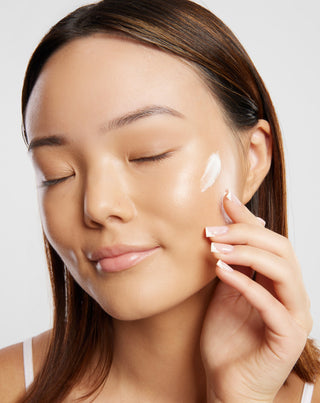 Fugtgivende natcreme til ansigtet med kakaosmør, tsubaki-olie og aloe Uddo - 2